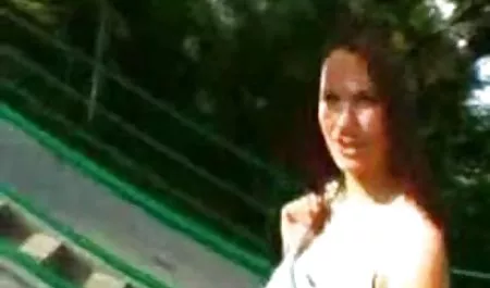 フラットchestedレズビアンティーンと彼女の友人で遊んでストラップに 着衣 パイズリ 爆乳